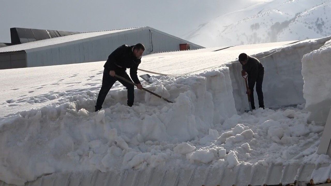 Bitlis'te çatılarda yoğun mesai