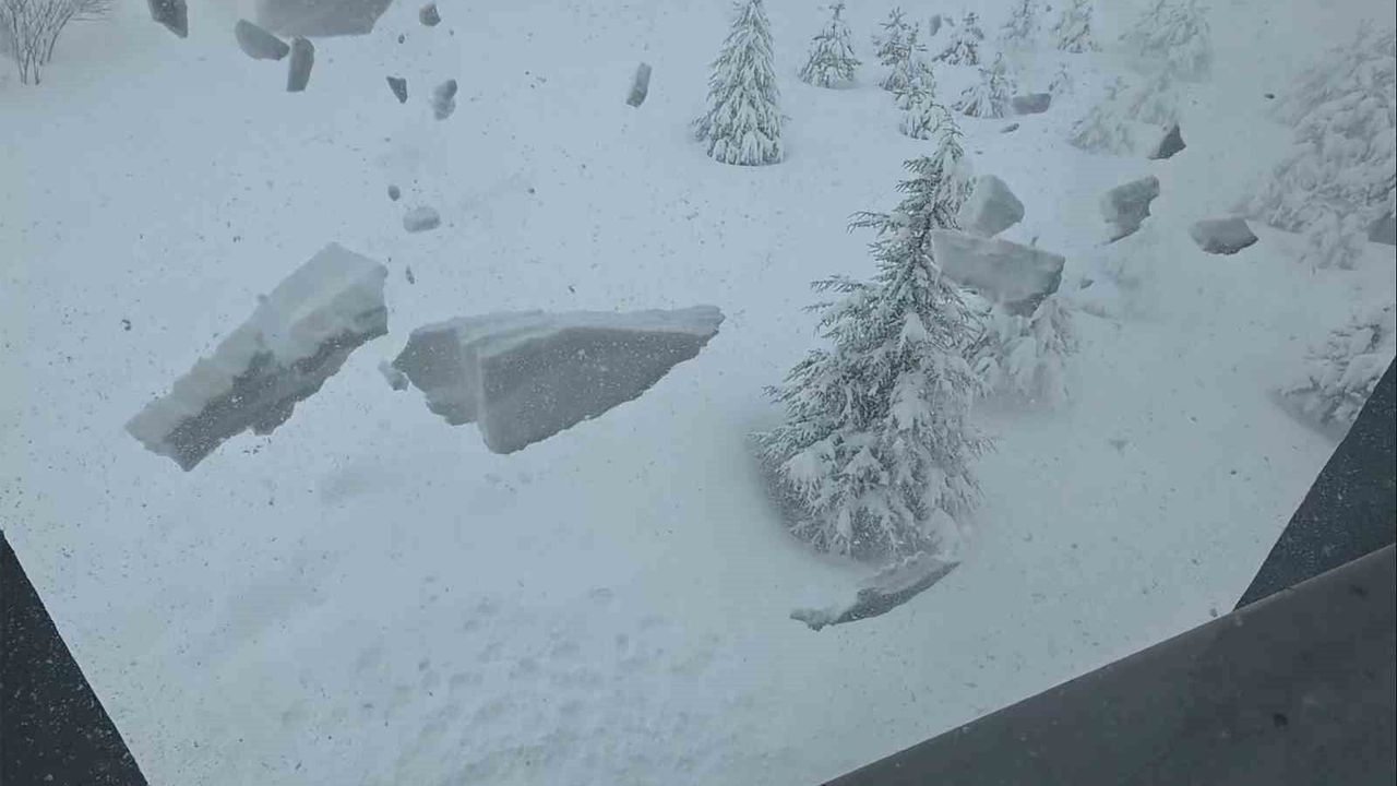 Bitlis'te Çatılardaki Kar Yükü Tehlike Saçmaya Devam Ediyor