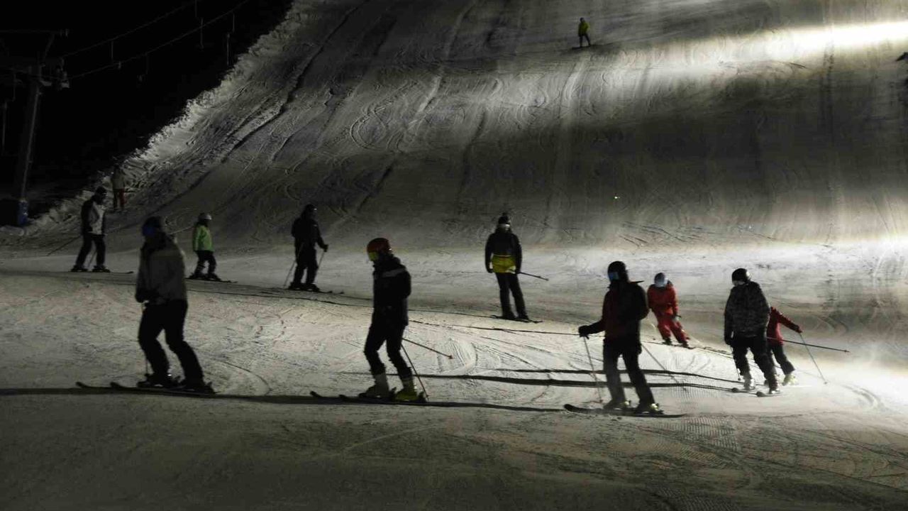Bitlis'te İftar Sonrası Gece Kayak Deneyimi