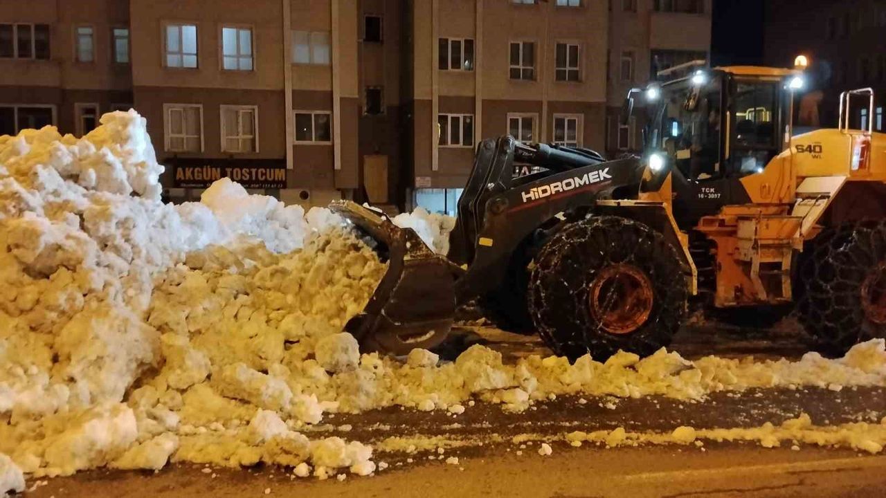 Bitlis'te Kaldırımlardaki Karlara Kamyonlarla Müdahale Ediliyor
