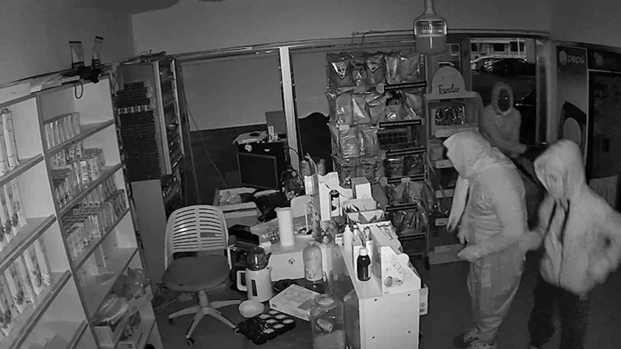 Kadın kılığına bürünseler de polisten kurtulamadılar