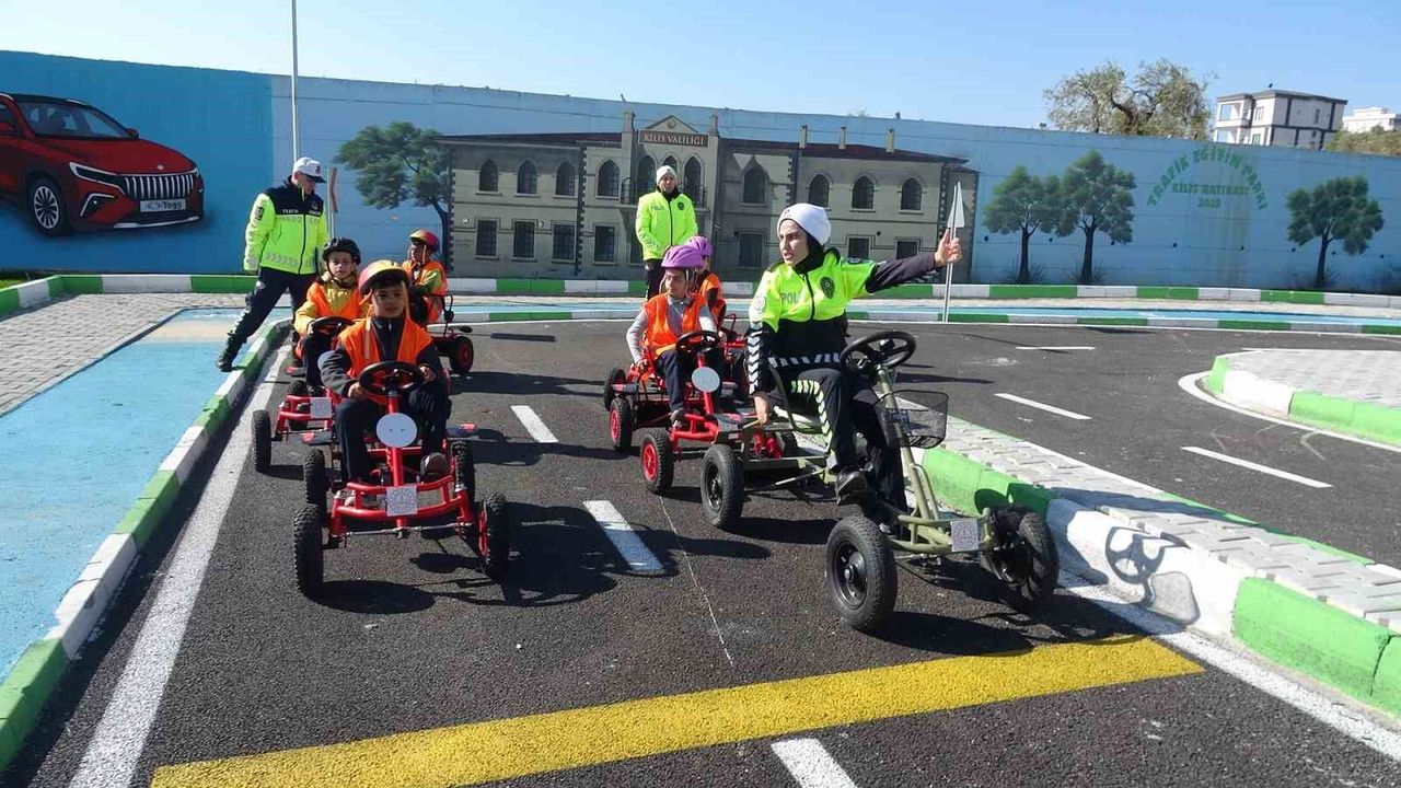 Kilis'te Öğrenciler Trafik Eğitim Parkı'nda Direksiyon Kullanmayı Öğreniyor