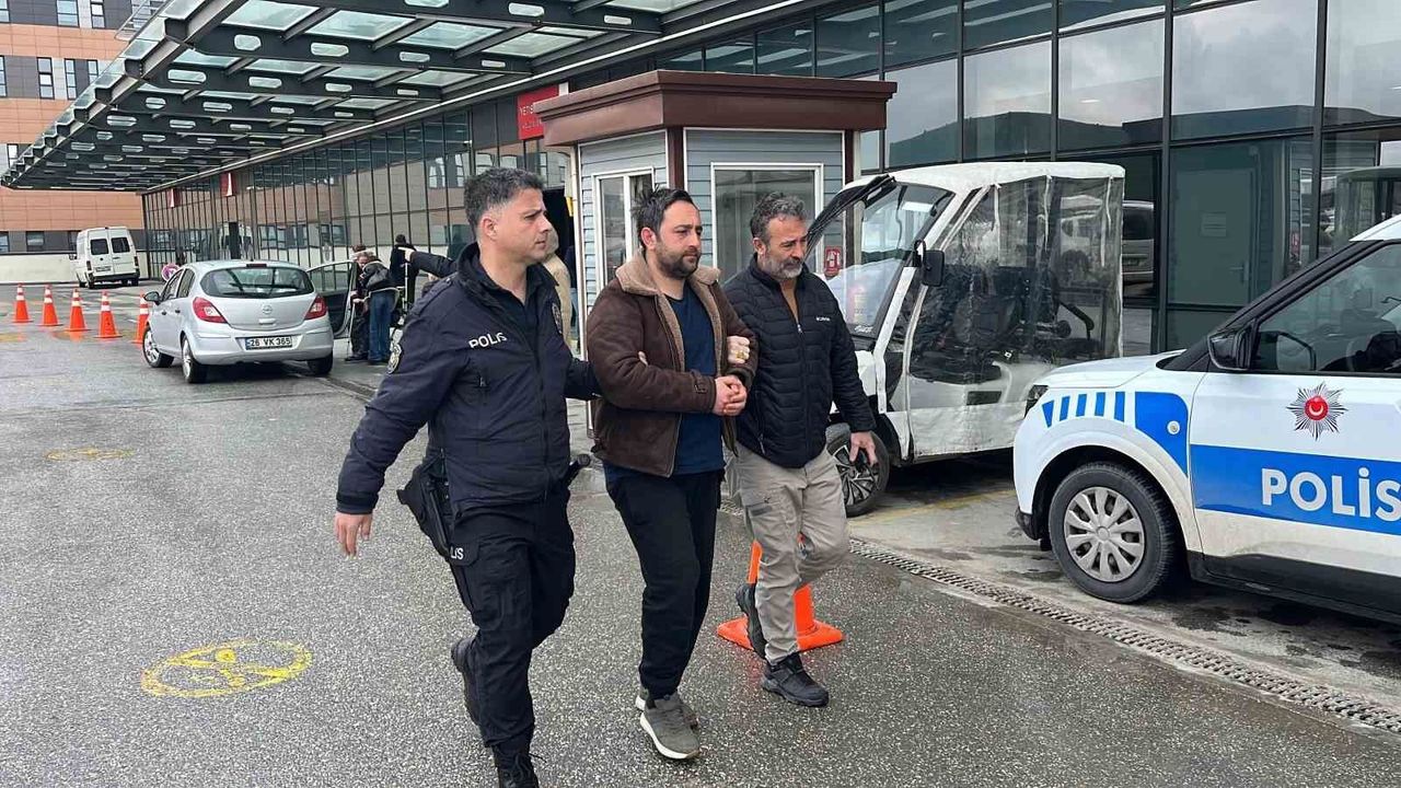 Otobüs Durağında Uyuşturucu Kullanan Şahıs Polisten Kaçamadı