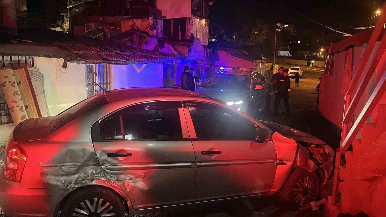 Alkollü sürücü polisten kaçarken merdiven korkuluklarına çarptı