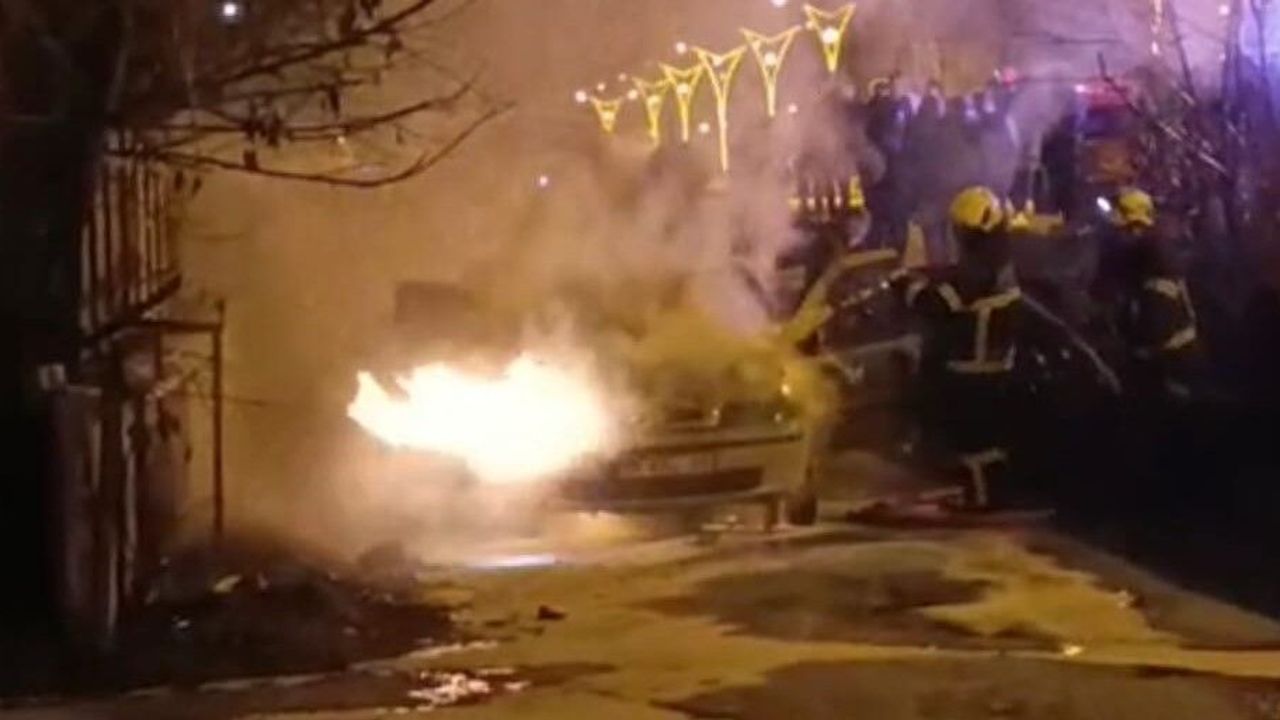 Bitlis'te hareket halindeki otomobil alev aldı