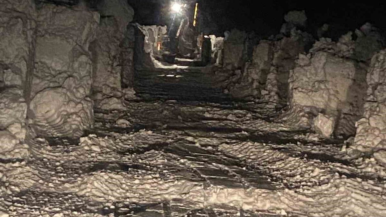 Bitlis'te karda mahsur kalan 112 sağlık ekibi kurtarıldı