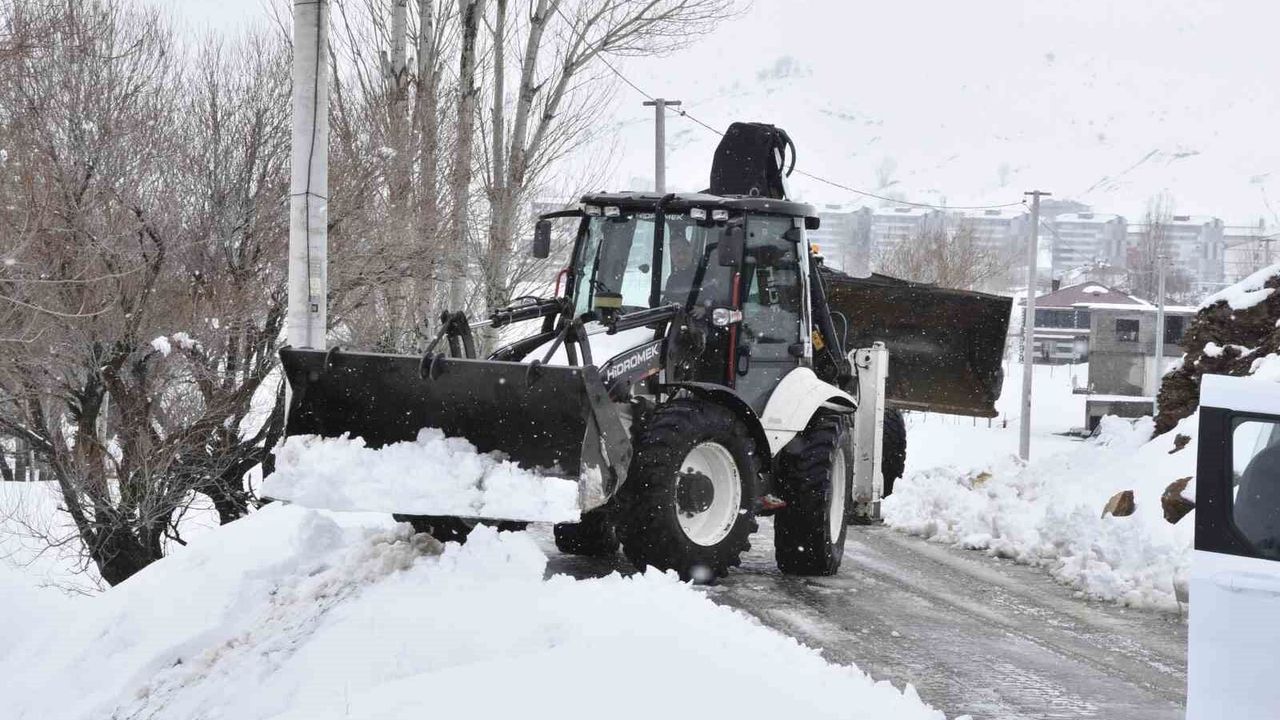 Bitlis'te Nisan ortasında kar yağışıyla mücadele sürüyor