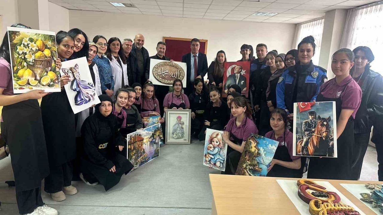 Polisten Öğrencilere Destek: Kâğıt Rölyef Kursuna Ziyaret