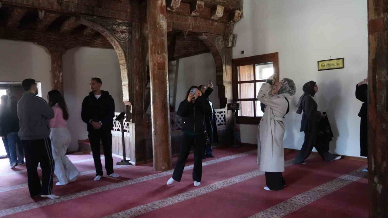 Üniversite öğrencileri, UNESCO Dünya Mirası listelediği Mahmut Bey Camii'ni ziyaret etti