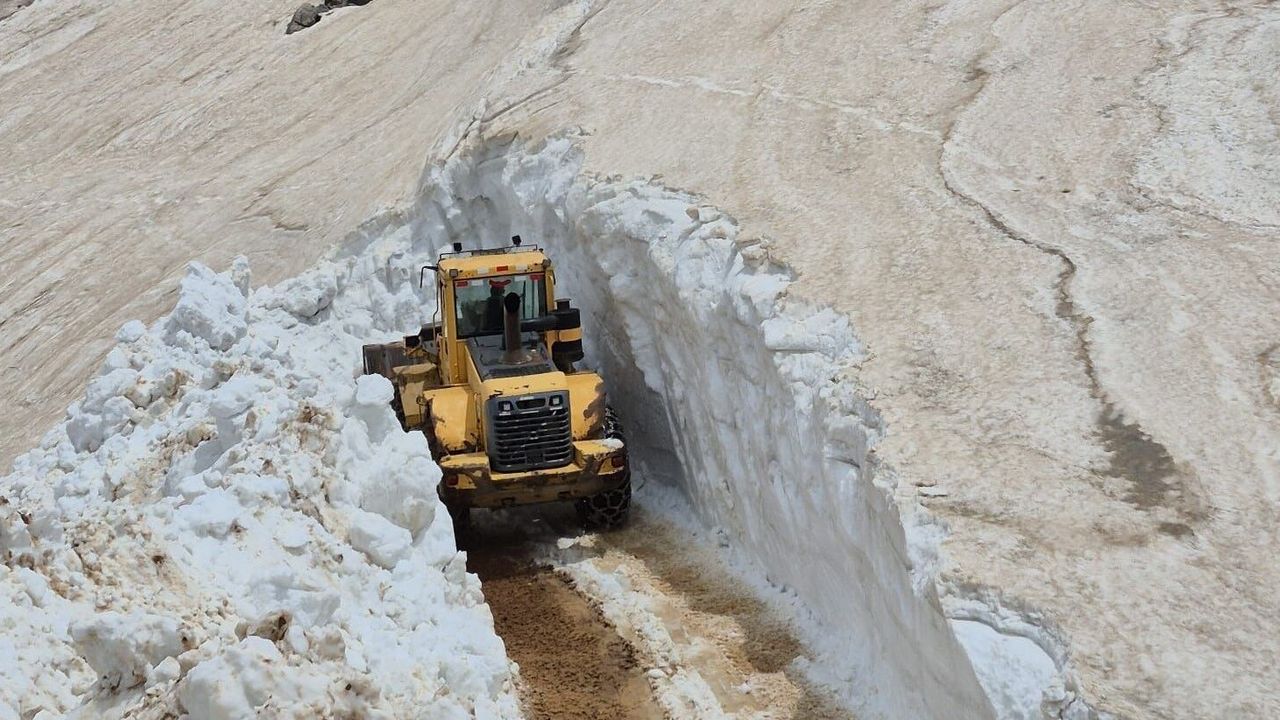 Bitlis'te yüksek rakımlı bölgelerde karla mücadele devam ediyor