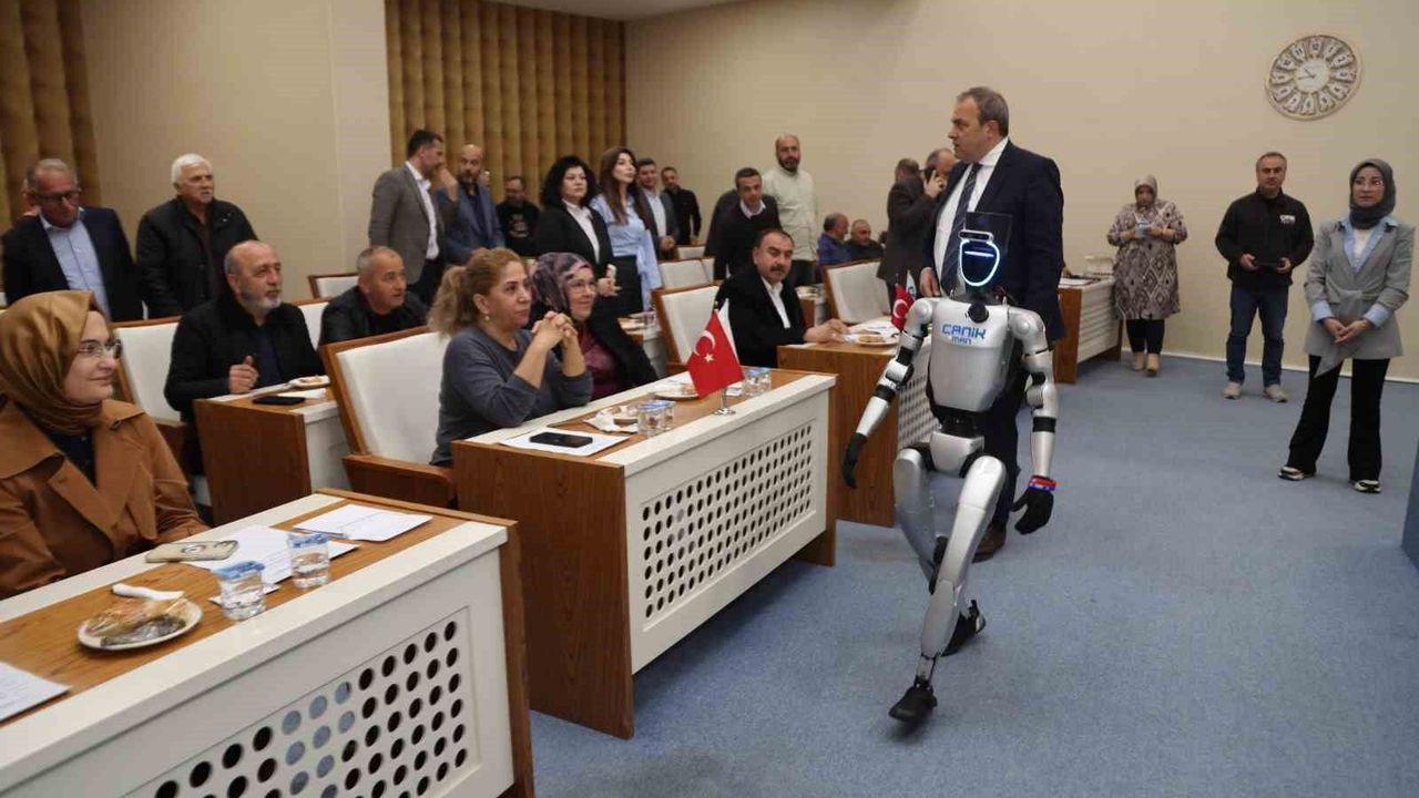 İnsansı robot CANİKMAN mecliste: Tarihi anlar