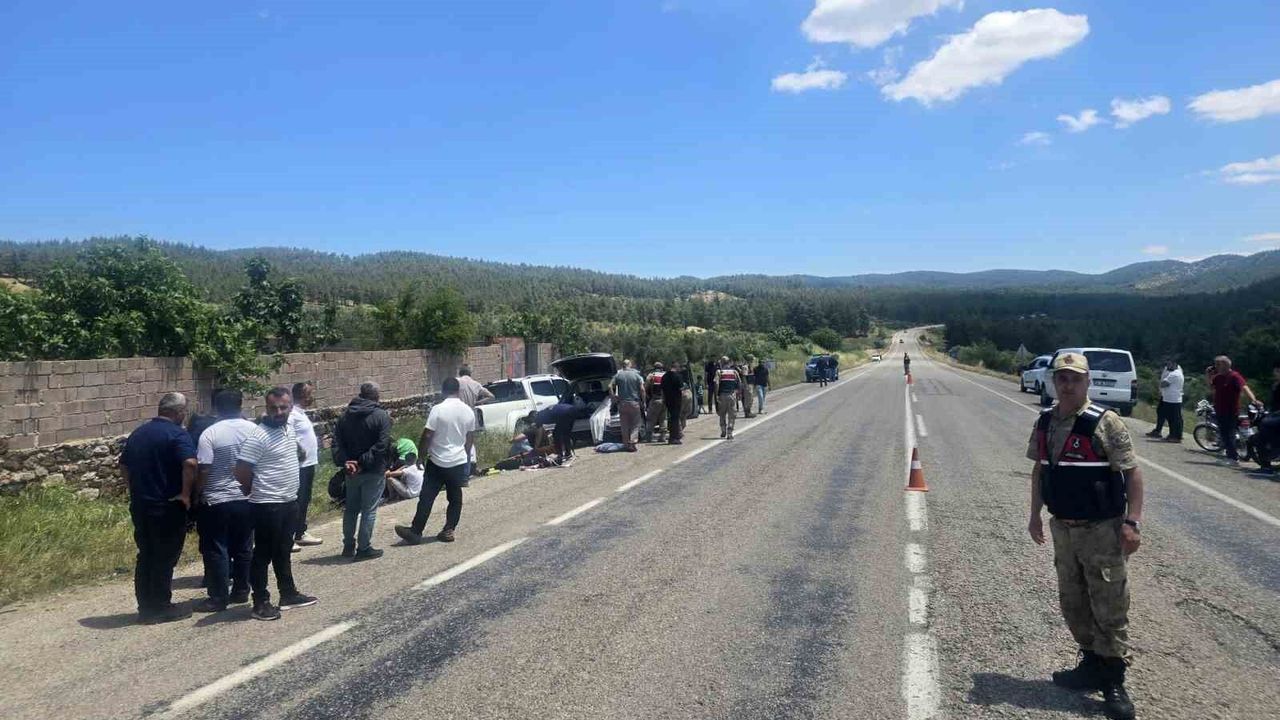 Kilis'te otomobil ve pikap çarpıştı: 9 yaralı