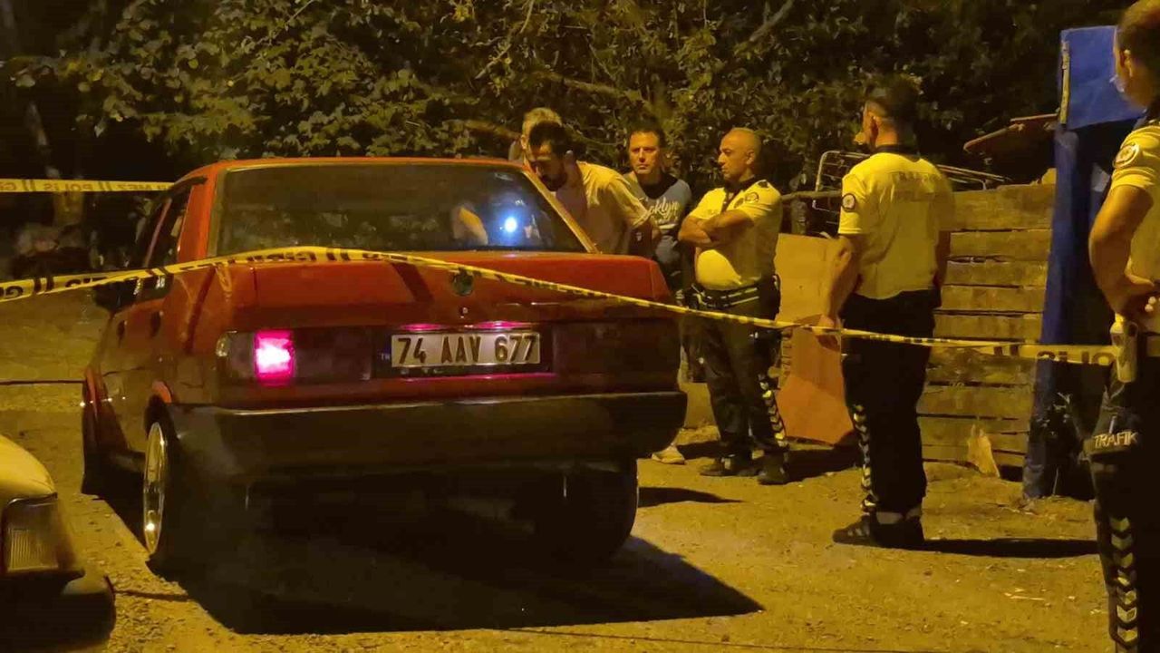Ehliyetsiz sürücü, polisten kaçarken akrabasına çarptı: 2 yaralı