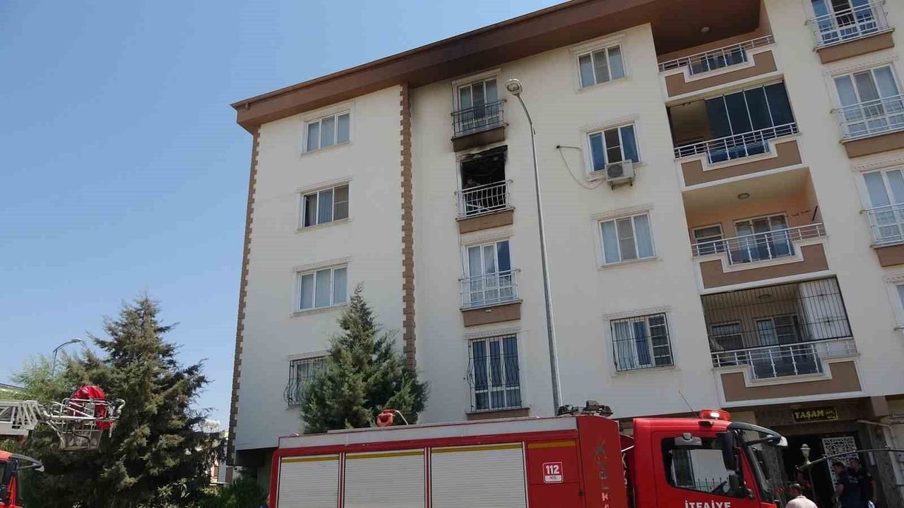 Kilis'te 4 katlı bina alev alev yandı