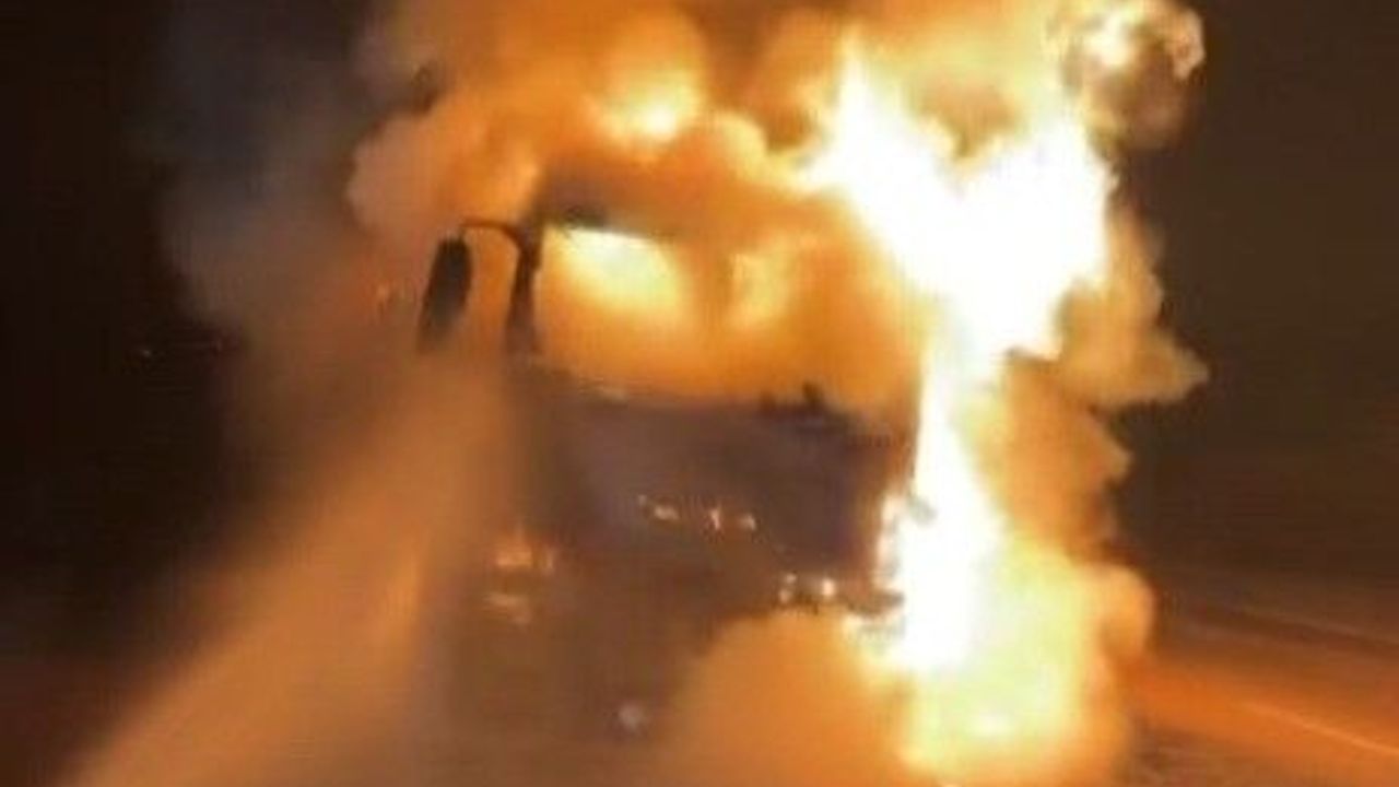 Kilis'te nargile kömürü yüklü tırda yangın çıktı