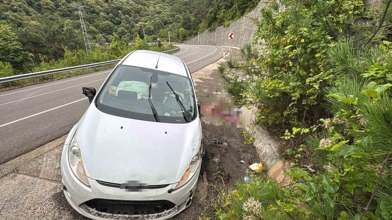 Kontrolden Çıkan Araç Önce Kamyonete, Sonra Park Halindeki Araçlara Çarptı