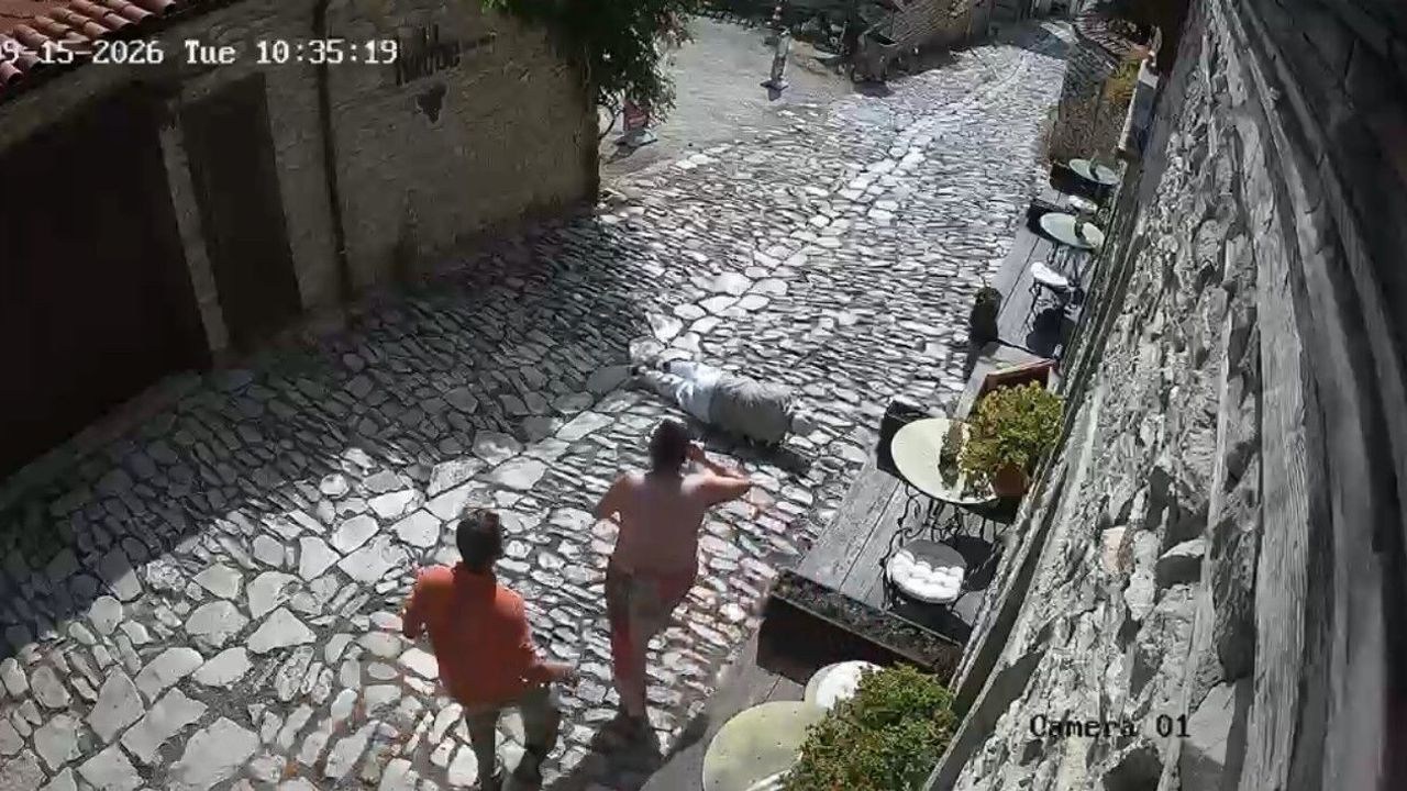 Arnavut Kaldırımında Düşen Yaşlı Adamın Talihsiz Anları Güvenlik Kamerasında