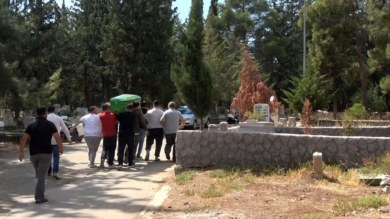 Gaziantep'te Eşi Tarafından Pompalı Tüfekle Vurulan Kadın Kilis'te Toprağa Verildi