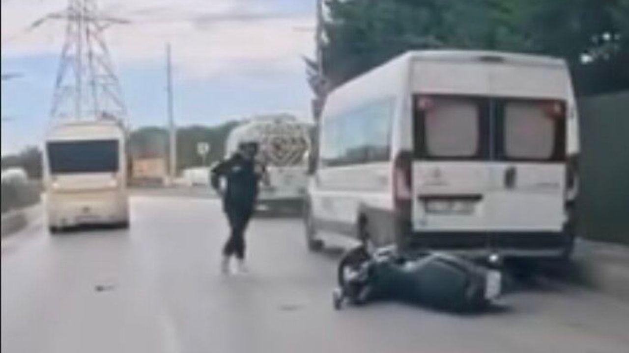 Şerit değiştirirken park halindeki araca ve dolmuşa çarptı: Kaza anı kamerada