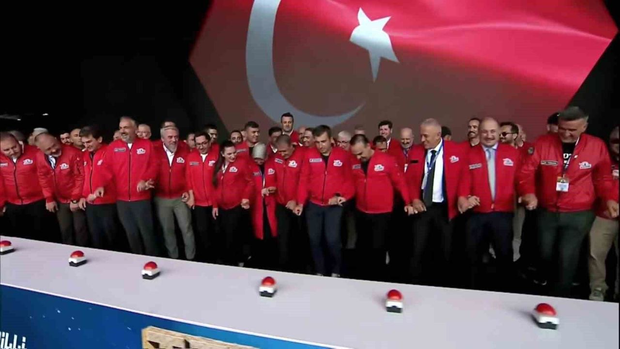 TEKNOFEST açılışında protokol halay çekti