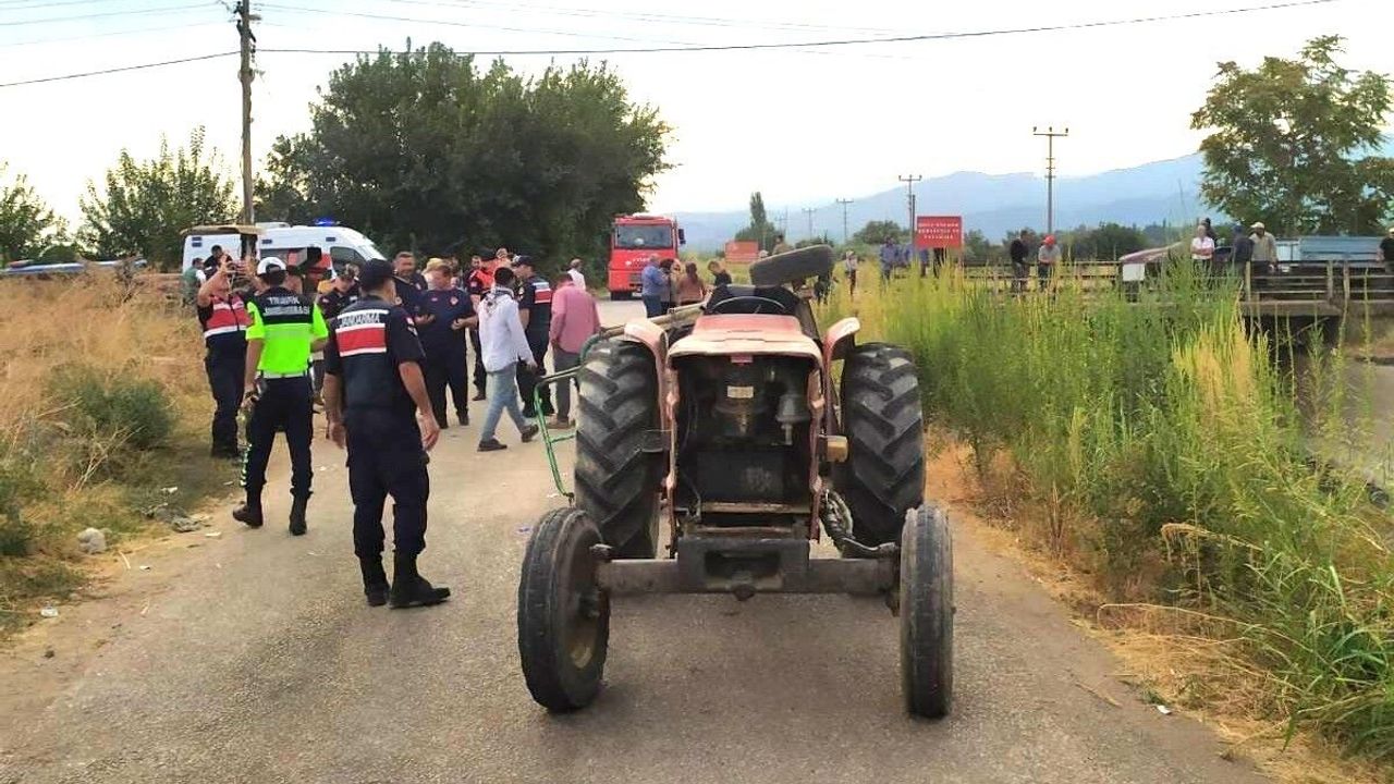 Turgutlu'da İşçi Taşıyan Traktörün Kasası Devrildi: 4 Yaralı