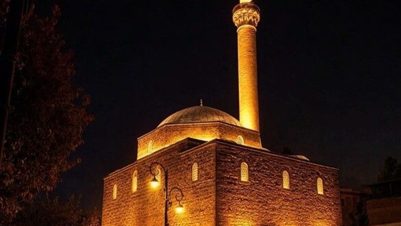 Bakan Ersoy duyurdu: Asırlık mabetler yeniden cemaatiyle buluşacak