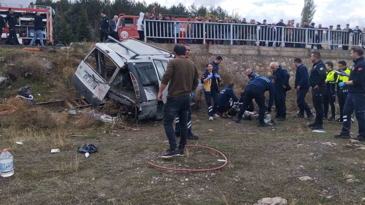 Mudurnu'da tır ve hafif ticari araç çarpıştı: 1 yaralı