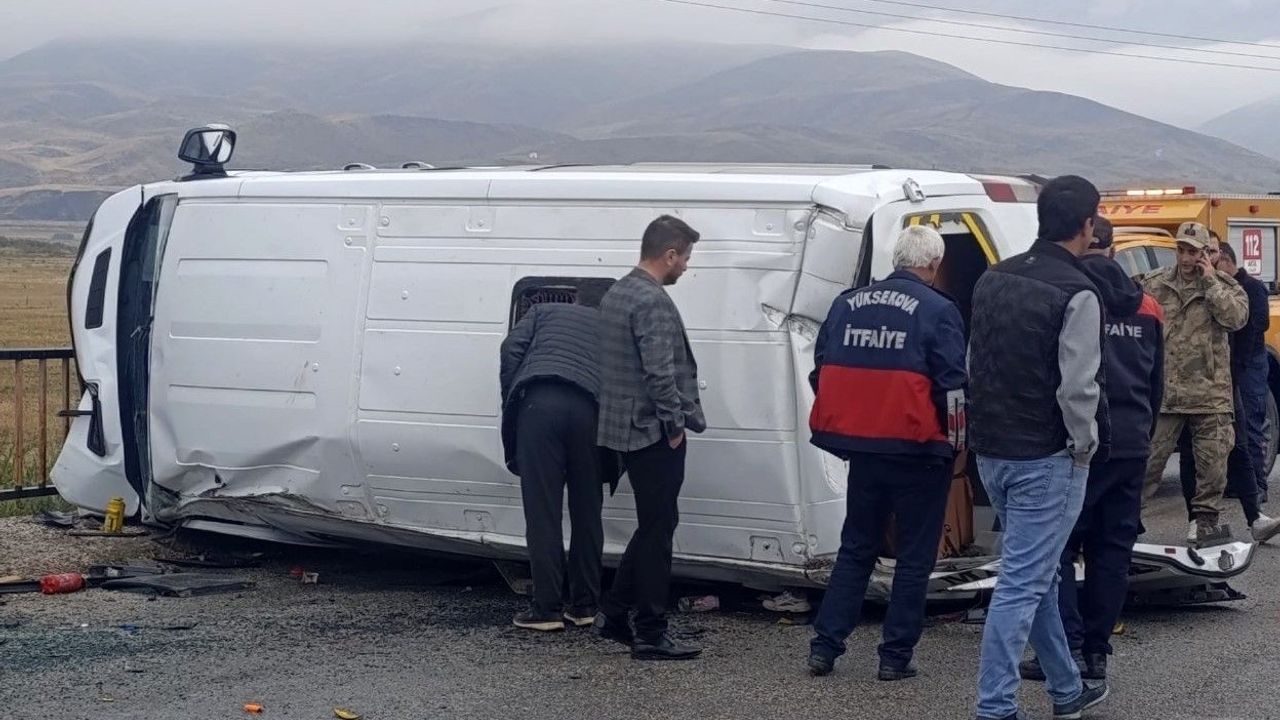 Yüksekova'da Servis Kazası: 10 Öğrenci Yaralandı
