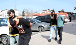 Adana’da taksi bulamayınca cip çaldılar! Kaza yaptılar