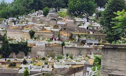 Zonguldak’ta vatandaşlar arife günü mezarlık ziyaretleri yaptı