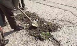Başkentte belediyeden umudu kesen vatandaşlar köstebek yuvasına dönen yolları kendileri onardı