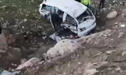 Batman'da araç uçuruma yuvarlandı: 3 ağır yaralı