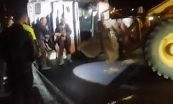 Diyarbakır'da buğday yüklü tır devrildi, yol saatlerce kapalı kaldı