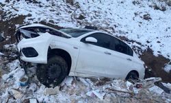 Elazığ'da otomobil şarampole uçtu: 2 yaralı