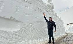 Şemdinli'de iş makinesinin boyunu bulan kar tünellerinde çalışma