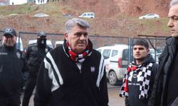 Serdal Adalı taraftarla birlikte maça geldi