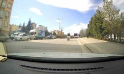 Seyir halindeki kamyonetten beyaz eşya düştü: O anlar kamerada