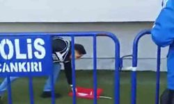 Türk polisinin bayrak sevdası: Tartışma sırasında düşen bayrağı kaldırdı