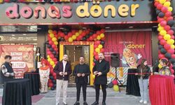 Batman'da yeni açılan dönerci, bin kişiye ücretsiz iftar dağıttı