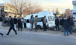 Diyarbakır'da işçi minibüsü duvara çarptı: 12 yaralı