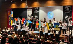 IB öğrencileri 'Dünya Anadili Günü'nde kültürel bir mozaik oluşturdu