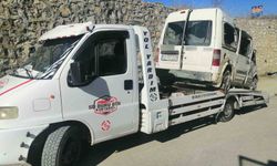 Isparta'da kontrolden çıkan araç köprüden uçtu: 1'i ağır 3 yaralı