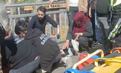 Kaza haberini alıp geldi, kızının elini tutup başını okşayarak teselli etti