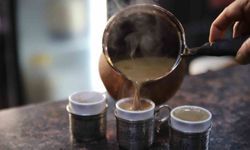 Osmanlı'dan günümüze bakır cezvelerde hazırlanan menengiç kahvesi lezzetiyle dikkat çekiyor