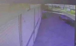 Otomobilin park halindeki aracı biçtiği kaza güvenlik kamerasında