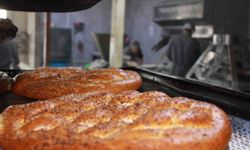 Siirt'te öğrenciler Ramazan'da günlük 7 bin ekmek çıkarıyor