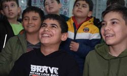 Teravih namazına camiye gelen çocuklar ilahi söyledi