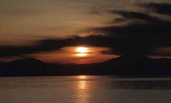 Van'da gökyüzü nöbet değişimi: Güneş çekildi, ay sahneye çıktı