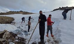 Ağrı Dağı'nın eteklerinde kar biriktirme çalışmaları