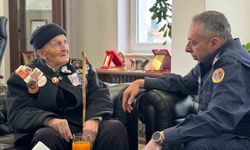 Albay Vanlı, 91 Yaşındaki Şehit Babasını Karşılayarak Makamında Ağırladı